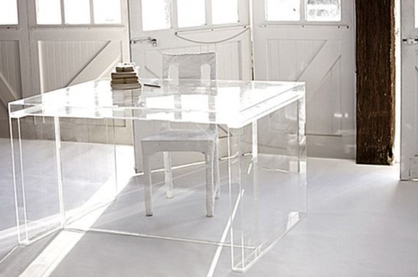 Meja kerja dengan tampilan transparan menggunakan bahan kaca atau akrilik